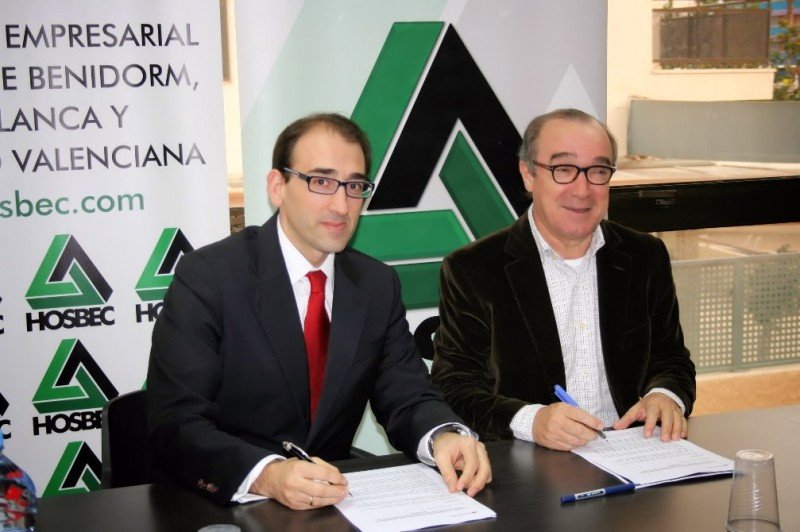 Antonio Mayor, presidente de HOSBEC, suscribe el convenio con Javier Martín, director comercial del Banco Santander para la Comunidad Valenciana.