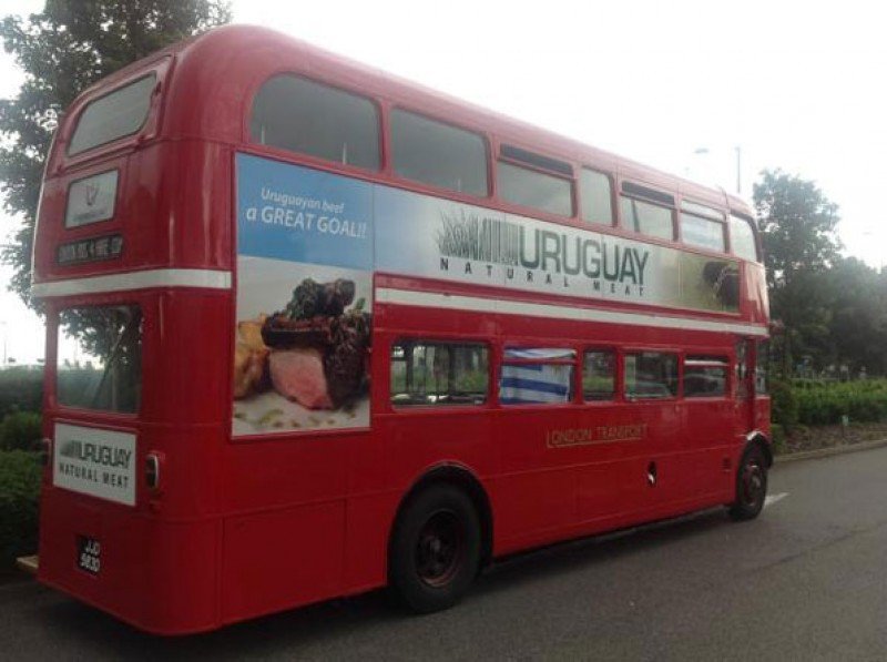 Ómnibus londinense promoviendo Uruguay durante los Juegos Olímpicos de Londres.