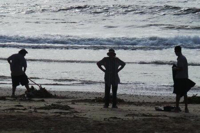 Operativo de limpieza en playa de Punta del Este.