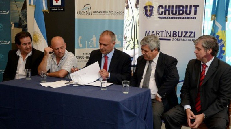 Firma del convenio en el Aeropuerto El Tehuelche de Puerto Madryn.