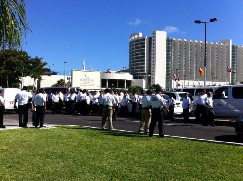 Más de 2.000 taxistas bloquearon zona hotelera de Cancún.