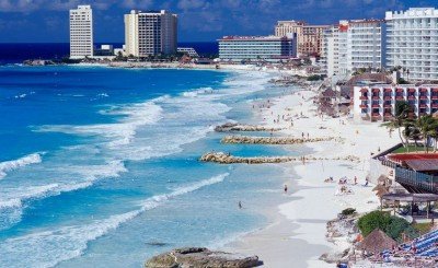 Cancún: agencias de viajes enfrentadas con taxistas por bloquear zonas turísticas