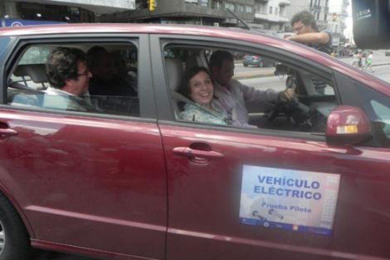 Ana Olivera a bordo del vehículo eléctrico que está siendo probado en Montevideo.