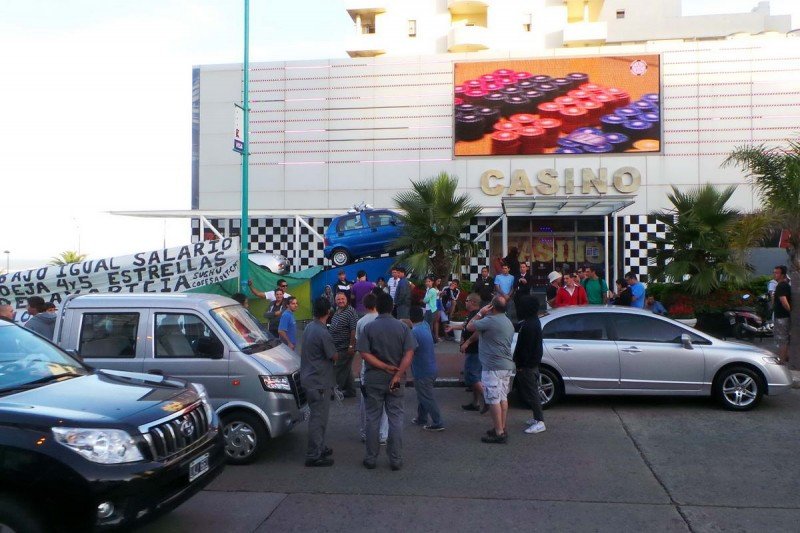 Movilización del SUGHU frente al Casino Nogaró de Punta del Este.