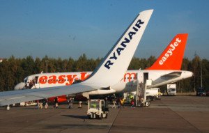 Multan a Ryanair y easyJet con más de 1 M € por prácticas engañosas 