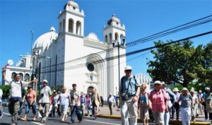 Ingresos por turismo extranjero en El Salvador aumentan 17% en 2013