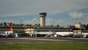 Expertos y autoridades debaten en El Salvador sobre la industria de la aviación