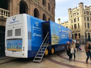 Miles de españoles visitaron bus promocional de Uruguay