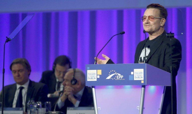 Bono hablando sobre España a los líderes de la centro-derecha, en Dublín. Foto de El País, J. MARTÍN (EFE)