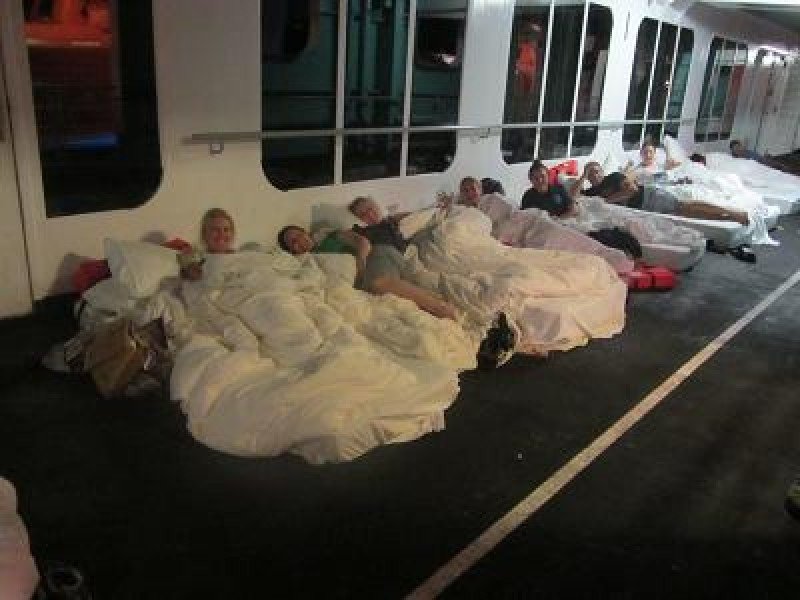Los pasajeros tuvieron que dormir en cubierta.