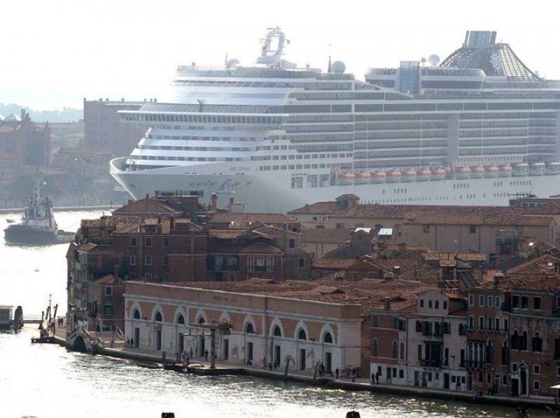 Venecia vuelve a permitir la entrada de grandes cruceros en la laguna