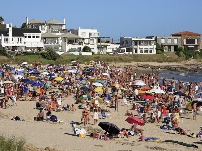 Turismo extranjero cae 14% en Uruguay en febrero