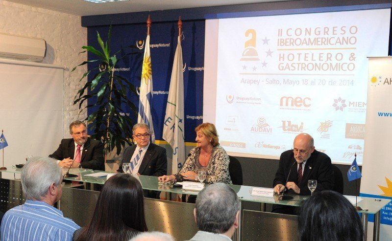 Francisco Rodríguez, Luis Borsari, Liliam Kechichián y Juan Martínez en el lanzamiento del congreso.