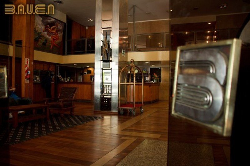 El hotel Bauen es un símbolo de la crisis institucional y económica que sufrió Argentina en 2001-2002.