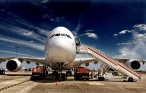 Iberia, Globalia, Swissport, Menzies y Acciona pujan por el handling de 43 aeropuertos