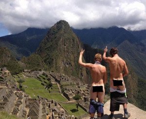 Detienen a australianos y canadienses por fotografiarse desnudos en Machu Picchu