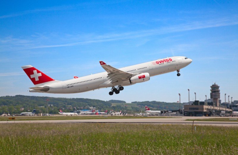 Un avión de la aerolínea Swiss despega del aeropuerto de Zurich. #shu#