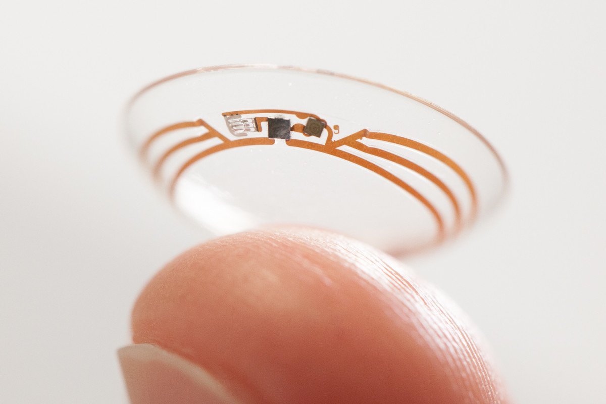 Una pequeña lente insertada en la pupila ofrecerá servicios como traducción simultánea.