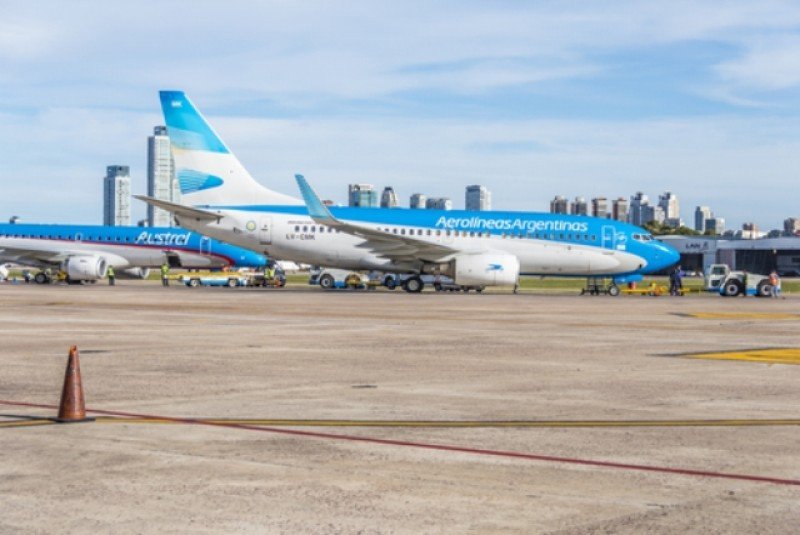 Se incrementa el tráfico de Aerolíneas Argentinas y el resto de las compañías baja. #shu#