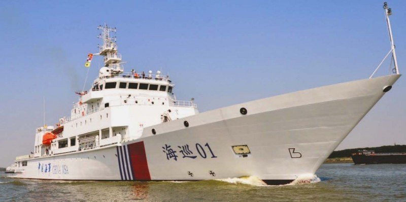 El buque patrullero chino Haixun 01, equipado con un detector de cajas negras, recibió posibles señales del avión desaparecido.
