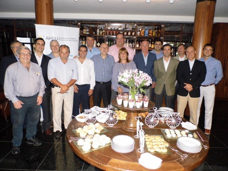 Representantes de los 5 estrellas de Uruguay reunidos en el Four Seasons Resort de Carmelo. Foto: AHRU
