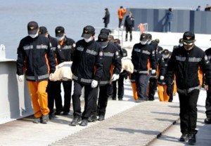 Aumentan a 150 las víctimas del naufragio del Sewol en Corea del Sur