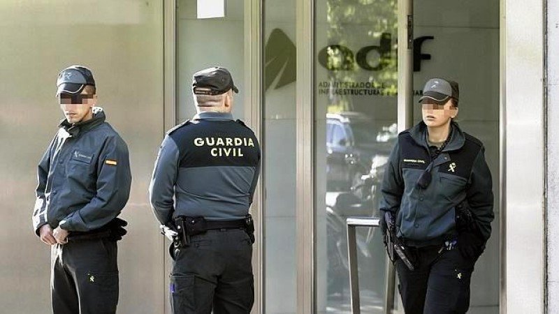 La Guardia Civil detienen a nueve personas en el caso de presunta malversación en el AVE a Barcelona (Foto Efe). 
