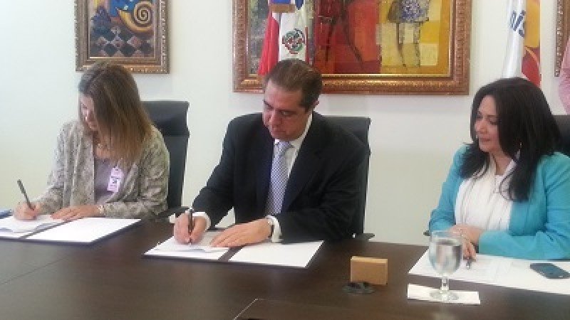 De izquierda a derecha: Pilar González Rayero, encargada de Acuerdos Comerciales de Iberia; Francisco Javier García, ministro de Turismo dominicano y Magaly Toribio, asesora de Marketing del Ministerio de Turismo.