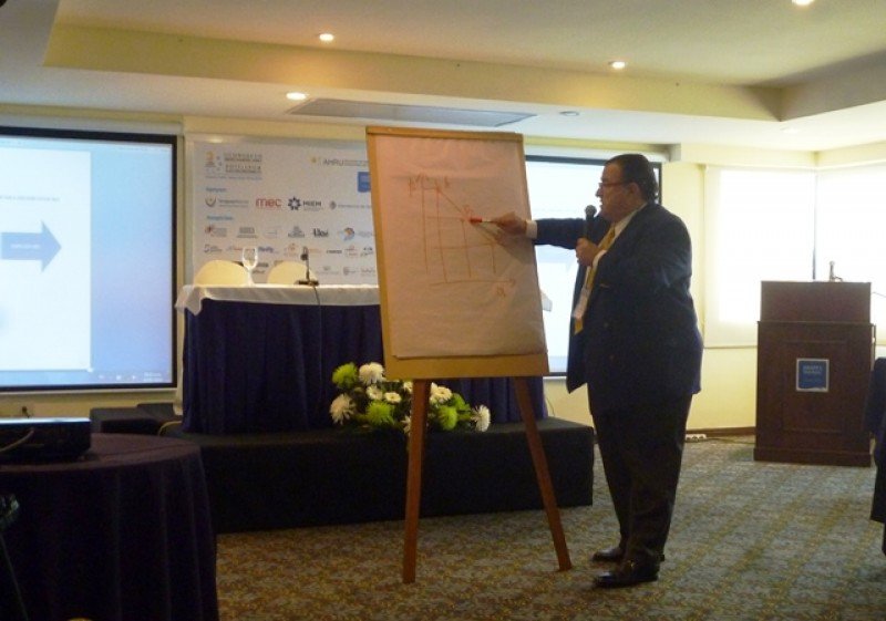Fernando Salas, capacitador de FEHGRA, en el Congreso Iberoamericano Hotelero en Termas del Arapey.