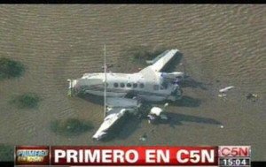 Rescatan a siete tripulantes de avión que cayó en el Río de la Plata