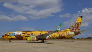 Grafiteros pintaron avión que usará Brasil en el Mundial