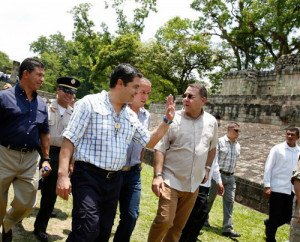 Presidente de Honduras muestra a empresarios de cruceros ruinas mayas de Copán