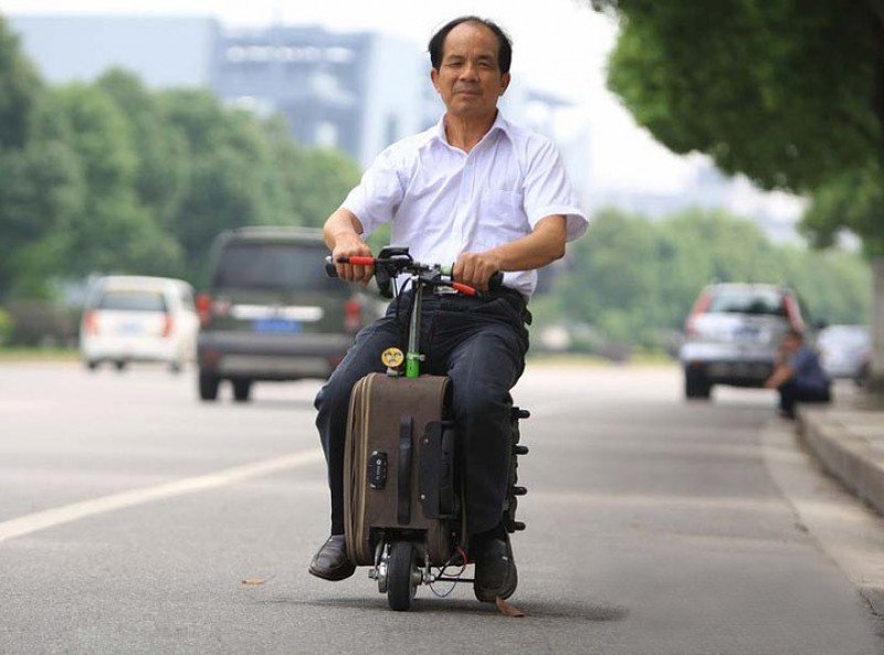 Su inventor recorre los siete kilómetros que separan su casa de la estación de tren de Changsha, donde reside (Fotos Feature China/Barcroft Media).
