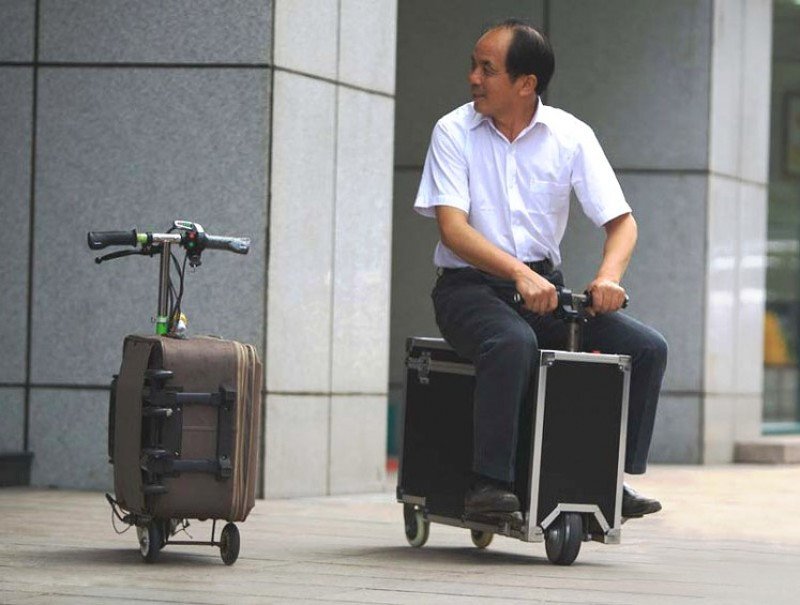 Liangcai muestra cómo funciona su maleta rodante (Fotos Feature China/Barcroft Media). 