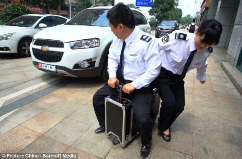 Dos guardias de seguridad de la estación de ferrocarriles demuestran la capacidad del innovador vehículo-porta equipaje (Fotos Feature China/Barcroft Media).