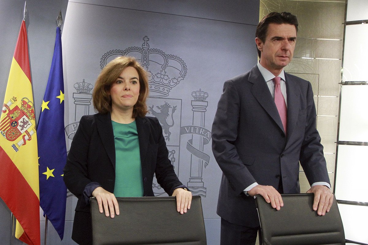 La vicepresidenta del Gobierno, Soraya Sáenz de Santamaría, y el ministro de Industria, Energía y Turismo, José Manuel Soria.