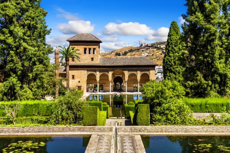 El turista estaba visitando el conjunto monumental de La Alhambra, cuando se le vio por última vez. #shu#