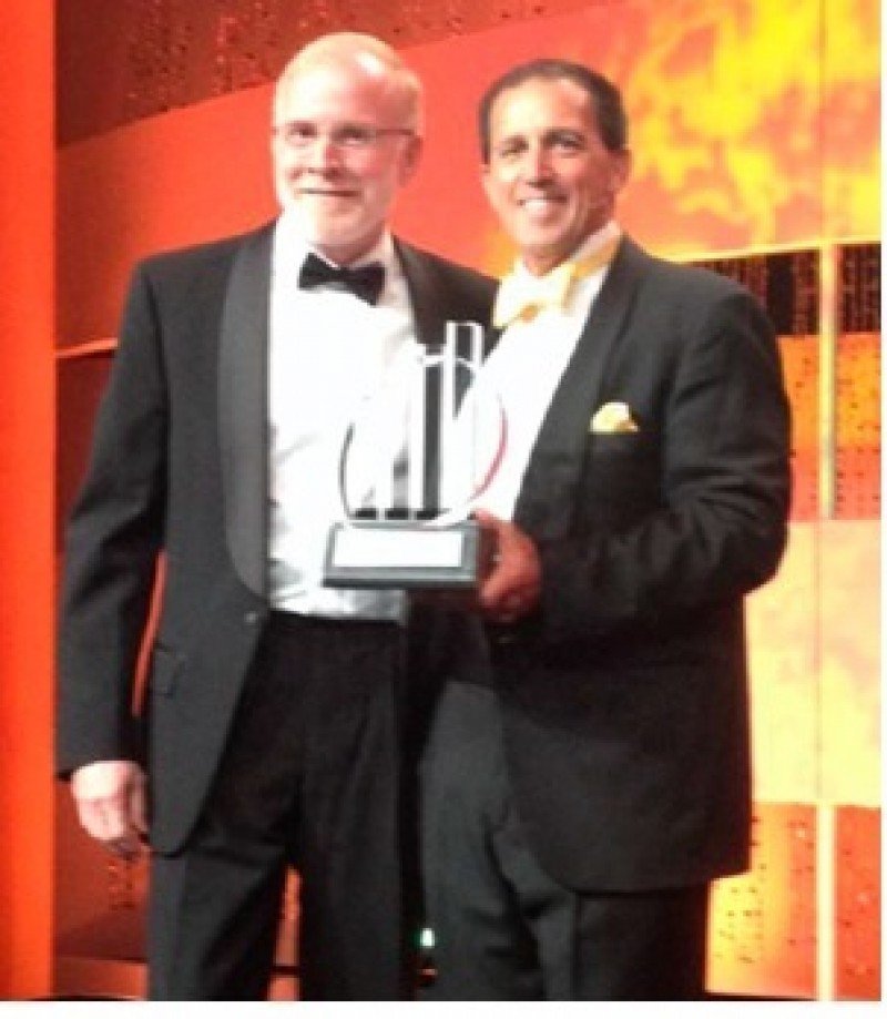 De Izqda. a Drcha. Kevin Sheehan recibe el premio de manos de Greg Rosica de EY.