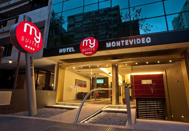 El hotel está en Pocitos, a dos cuadras de la rambla, y en uno de los principales circuitos gastronómicos de la ciudad.