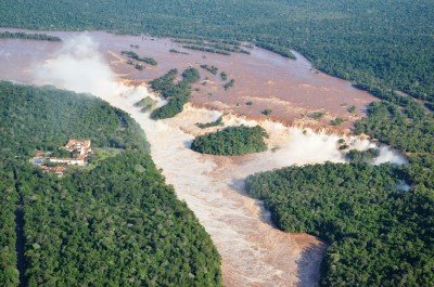Cierran circuitos en Cataratas del Iguazú por la crecida del río