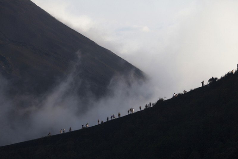 Unos 100 guías trabajan acompañando a excursionistas al volcán Pacaya. #shu#