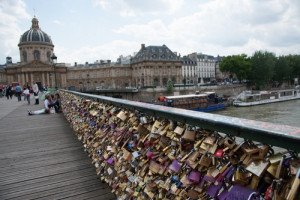Piden quitar los candados del amor en los puentes de París 