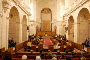 Desacuerdo en el Parlamento andaluz por el decreto de viviendas de uso turístico