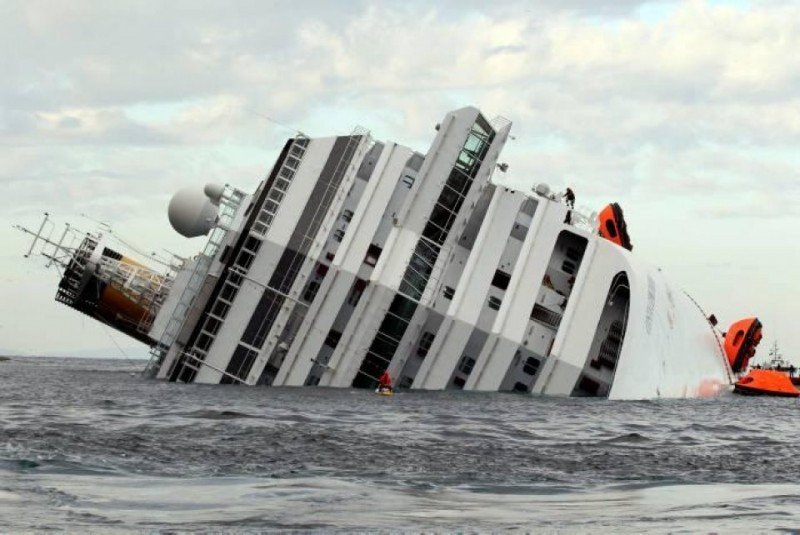 El Costa Concordia naufraga.