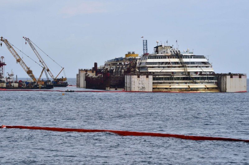 El Costa Concordia empieza a subir a la superficie  (Foto: National Post). 