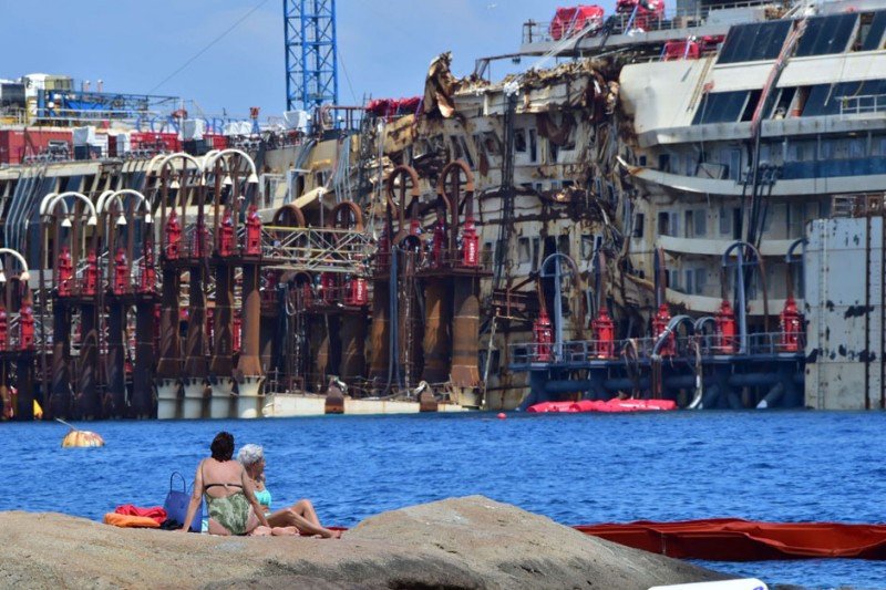 El Costa Concordia es reflotado para tranquilidad de la población de la isla que está deseando perderlo de vista (Foto: National Post).