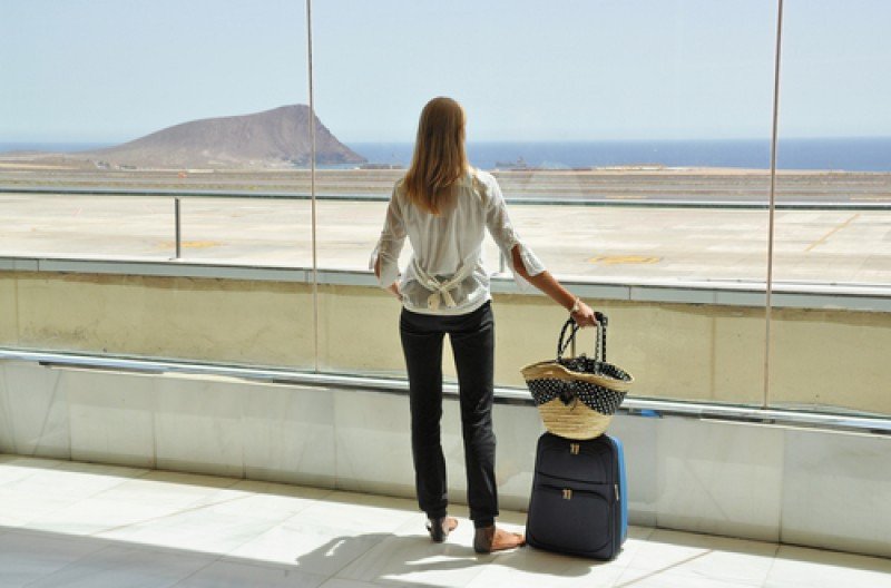 Una pasajera en el aeropuerto de Tenerife Sur. #shu#