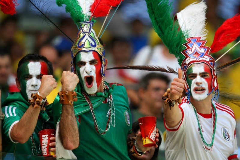 Mexicanos alentando a su selección en Brasil.