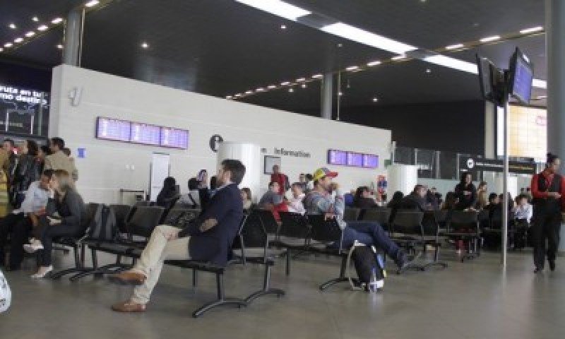Espera de pasajeros en el Aeropuerto El Dorado.
