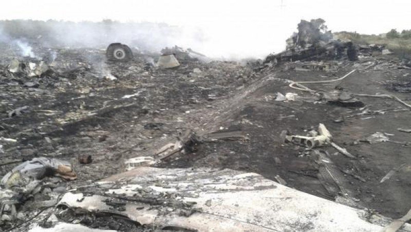 Restos del avión de pasajeros que cayó en Ucrania. FOTO: REUTERS
